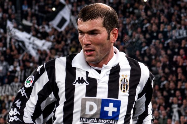 AMARCORD CALCIOMERCATO | Zidane dalla Juventus al Real: l’affare del secolo, da 7,5 a 150 miliardi